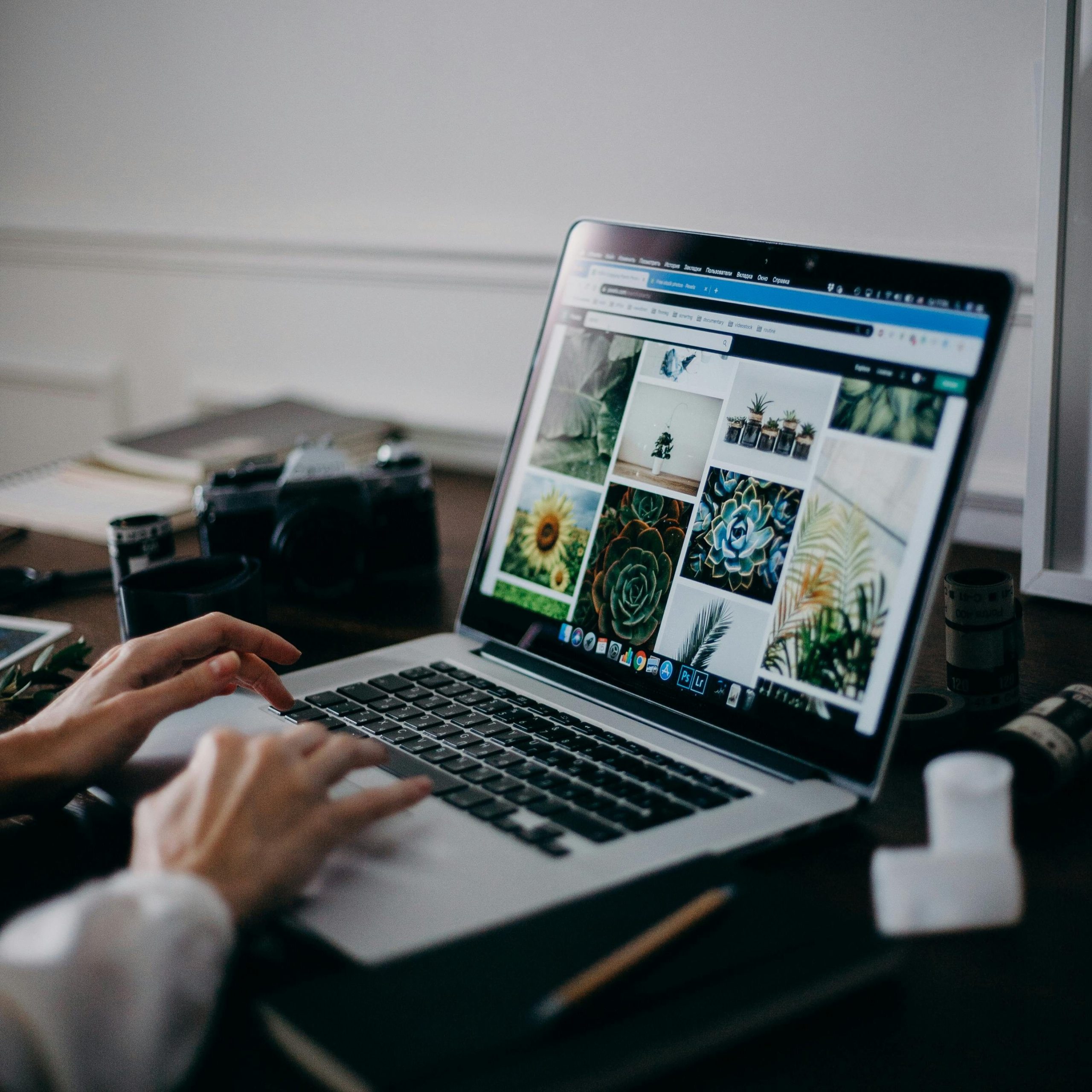 pexels photo 3585001 3585001 A creative workspace featuring a laptop displaying a gallery of images, ideal for digital nomads and remote work.